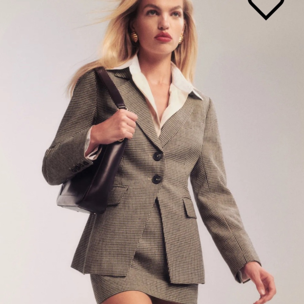 Reformation Bondi Blazer
CA$428 Tan Houndstooth xs (worn in photo shoot only)